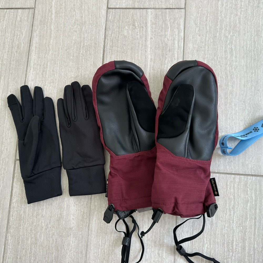 Burton Burgundy and Black Mittens with Black Inner Gloves XS ski mittens